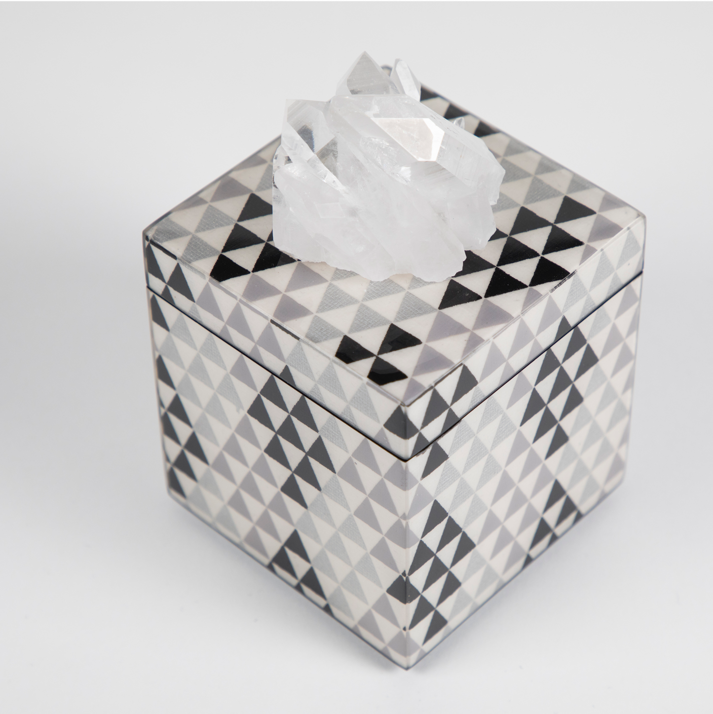 black pyramid lacquer box size mini with quartz