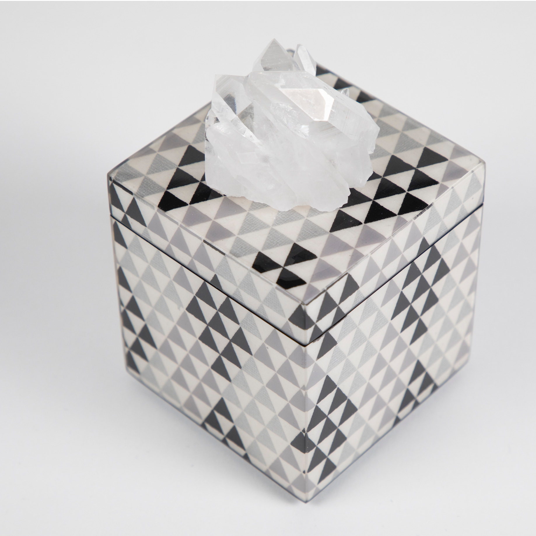 black pyramid lacquer box size mini with quartz