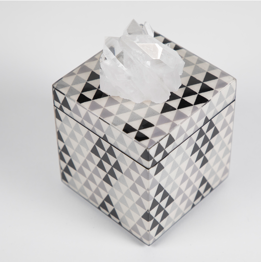black pyramid lacquer box size mini with quartz